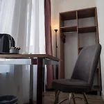 Hague Center 3*