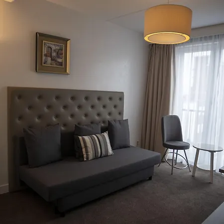 Hague Center 3*