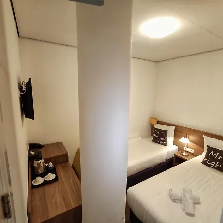 Hague Center 3*
